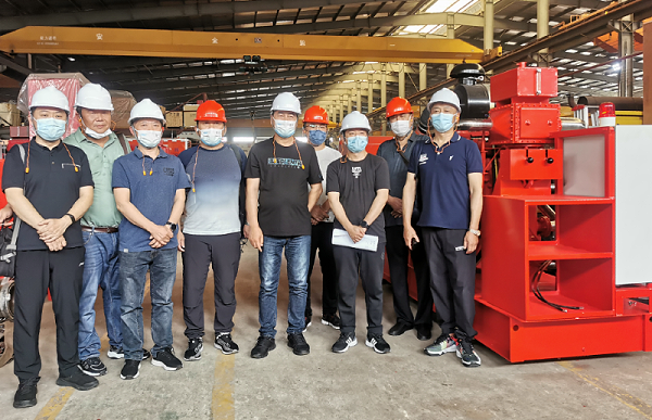 业主与采购方领导验收合照